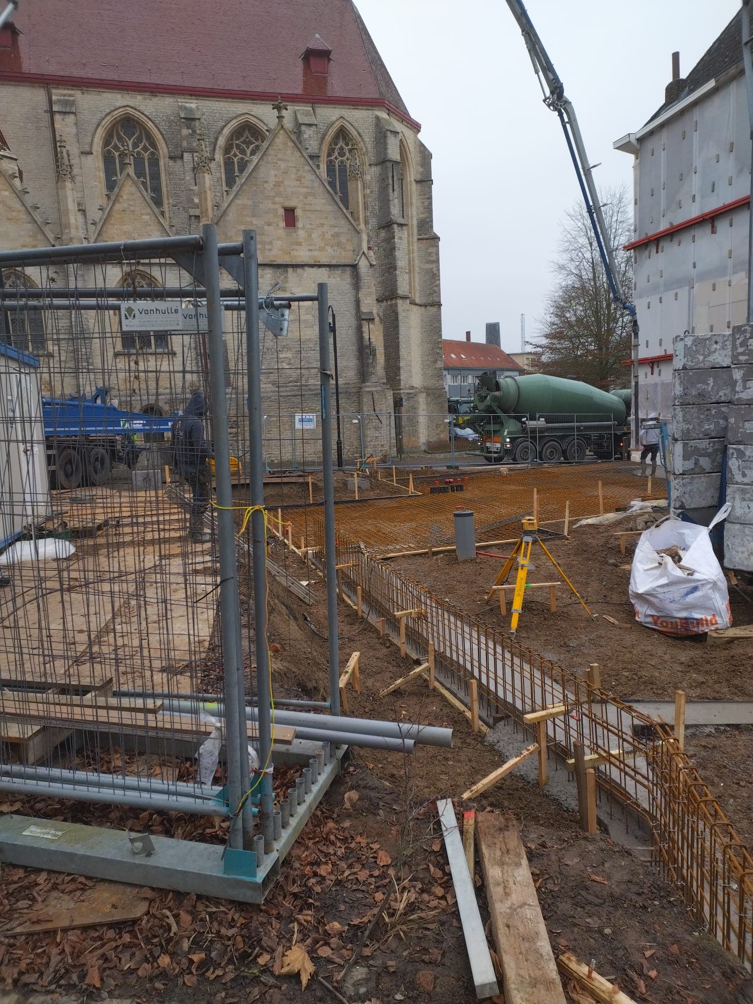 Betonwanden gieten op de werf